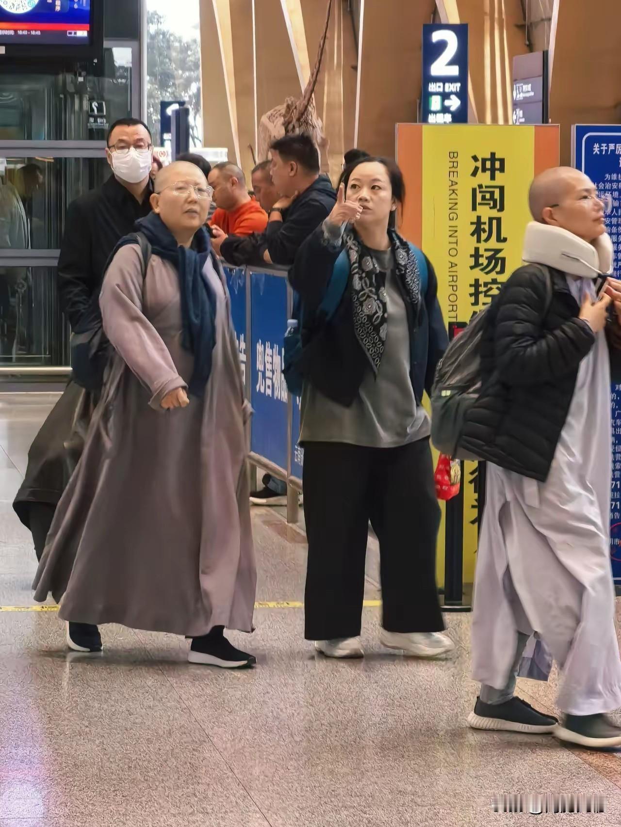 感觉遁入空门中的人，活的也是非常精彩的，行走在繁华的街路上，昂首挺胸，神采奕奕，