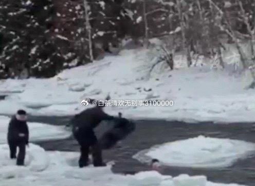 零下20度的新疆冰河，浙江大哥甩衣为绳，浙BA球员全力拉拽，红衣向导短袖破冰……