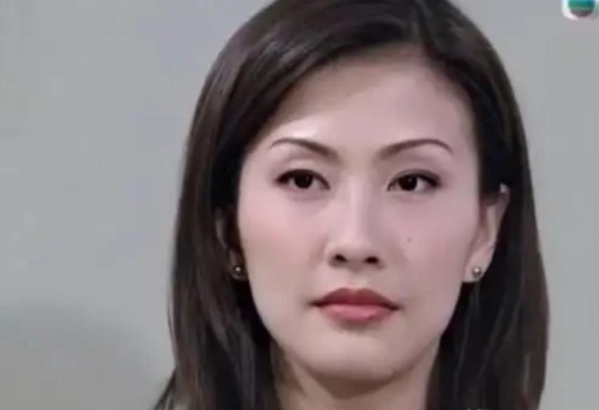 2001年，陈慧珊为了抱紧梁锦松的大腿，主动抛弃了自己的丈夫，不曾想，梁锦松却因