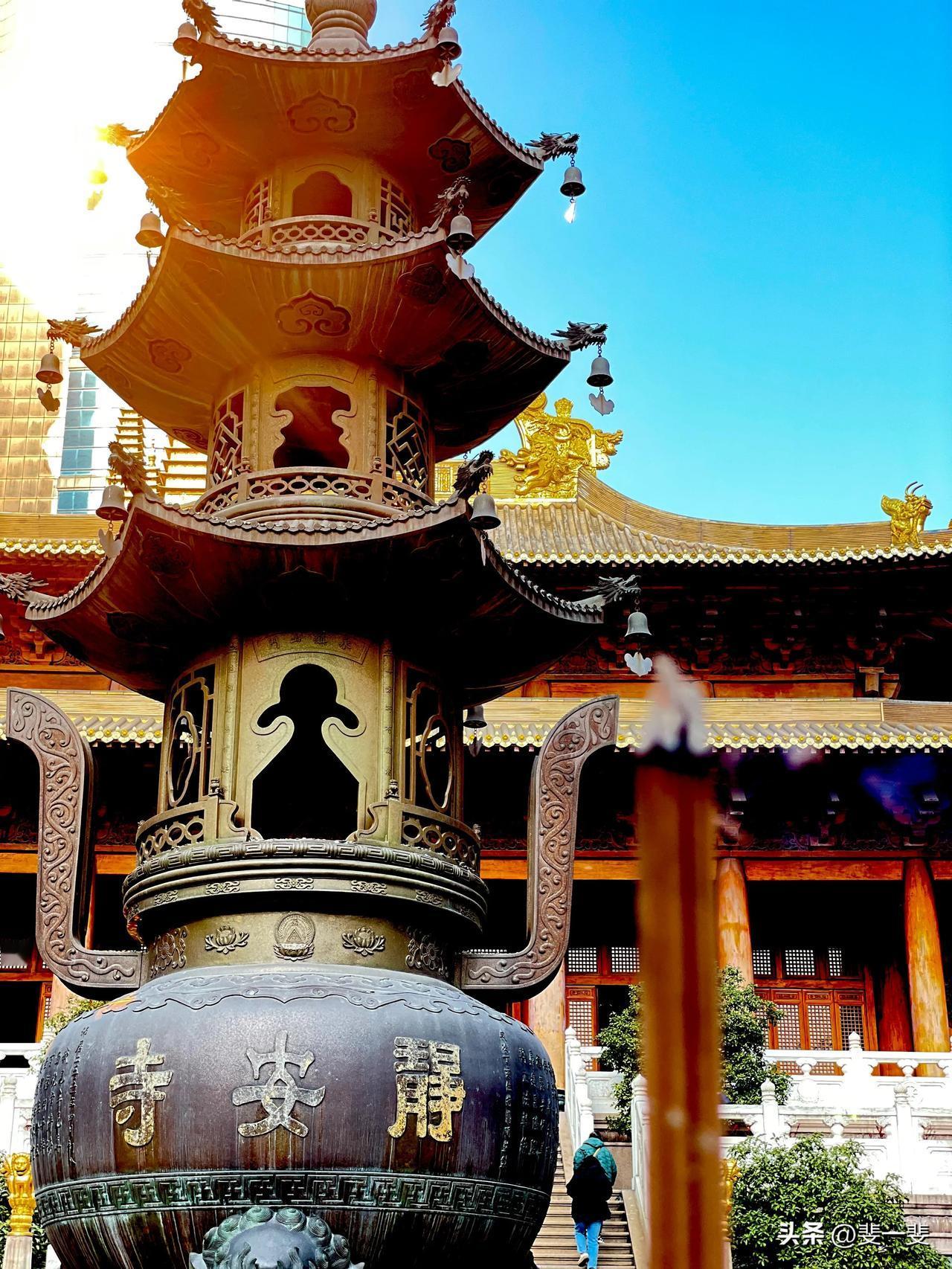 心中有佛，所见皆美好。
 一柱清香，一份虔诚。
祈福2025年健康快乐。随手拍