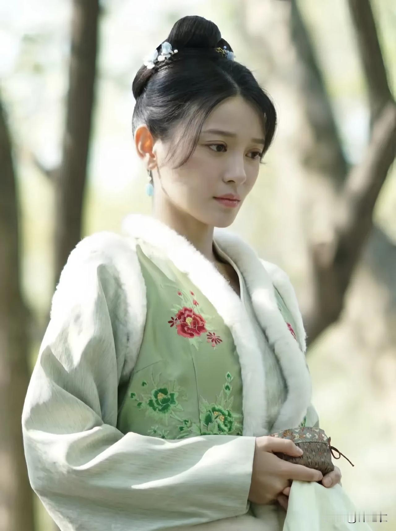 墨兰其实是最有大女主思想，破除封建的潜质的，因为在那个女人要学女红茶花焚香泡茶的