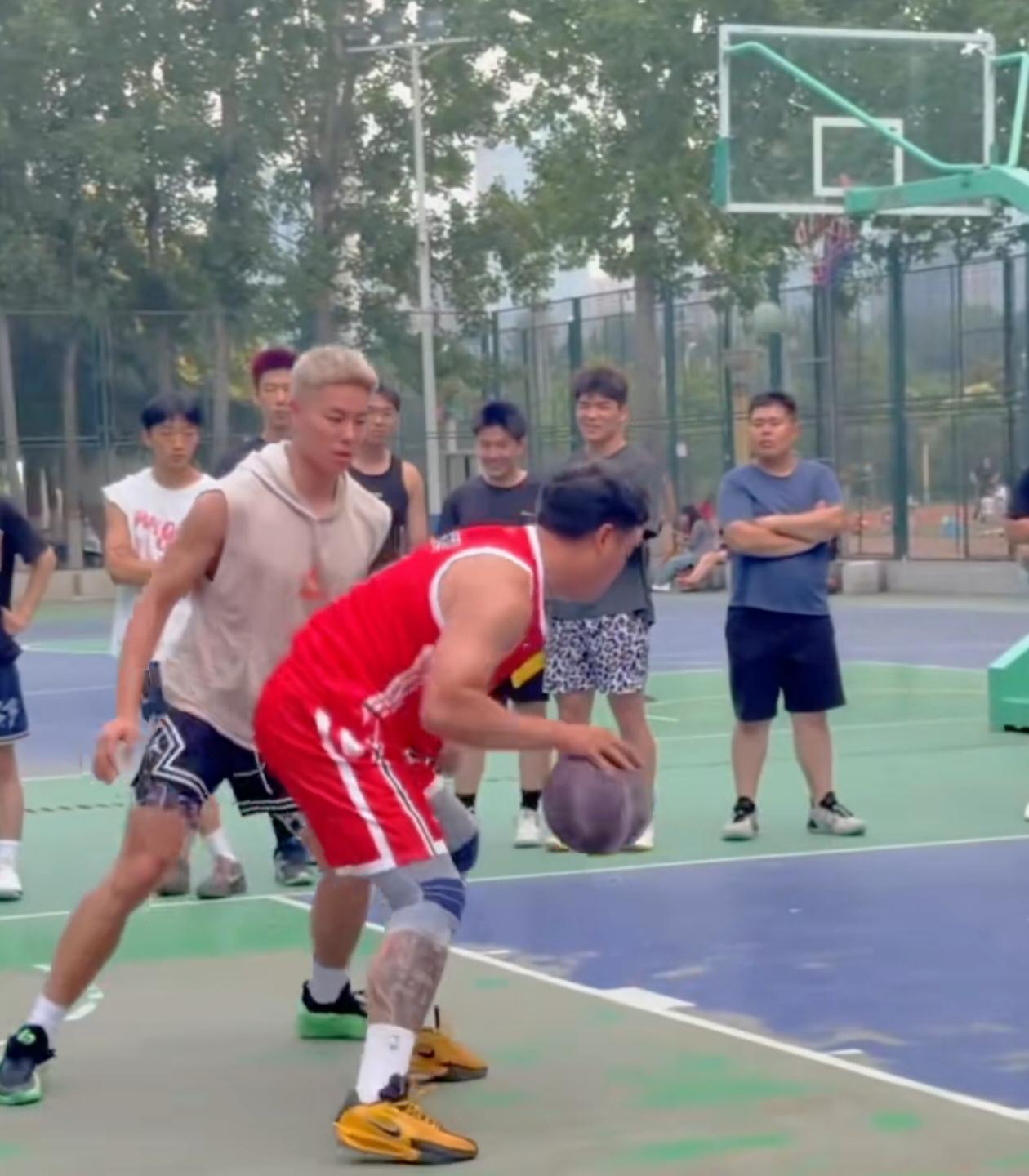 李添荣现身野球场，主打后卫的他轻松称霸内线！

上海男篮后卫李添荣在近日独自来到