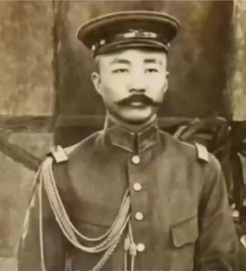 民国初年，李烈钧看上了好兄弟龚永的夫人华世琦。一天，李烈钧给了龚夫人2万大洋，说