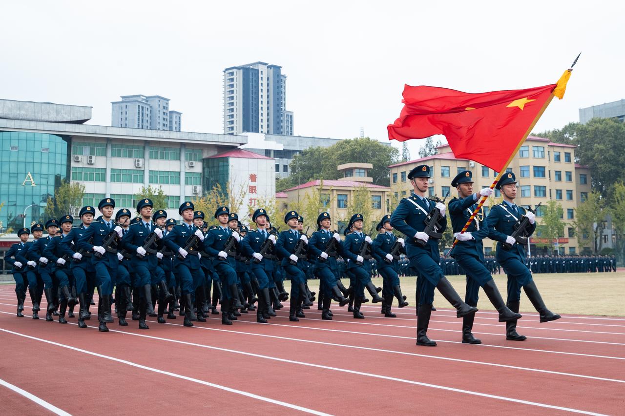 怎样带兵？怎样协调处理好上下左右关系？军校毕业前，由学员队副大队长李金诚亲自授课