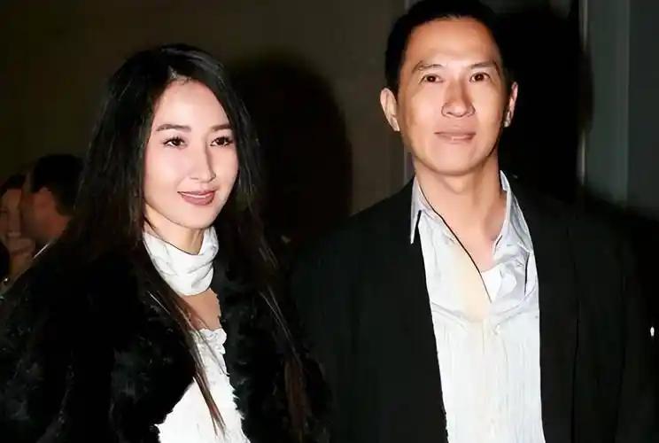 1993年，张家辉在女友关咏荷的别墅洗了个澡后，出来就提分手，关咏荷不解忙问原因