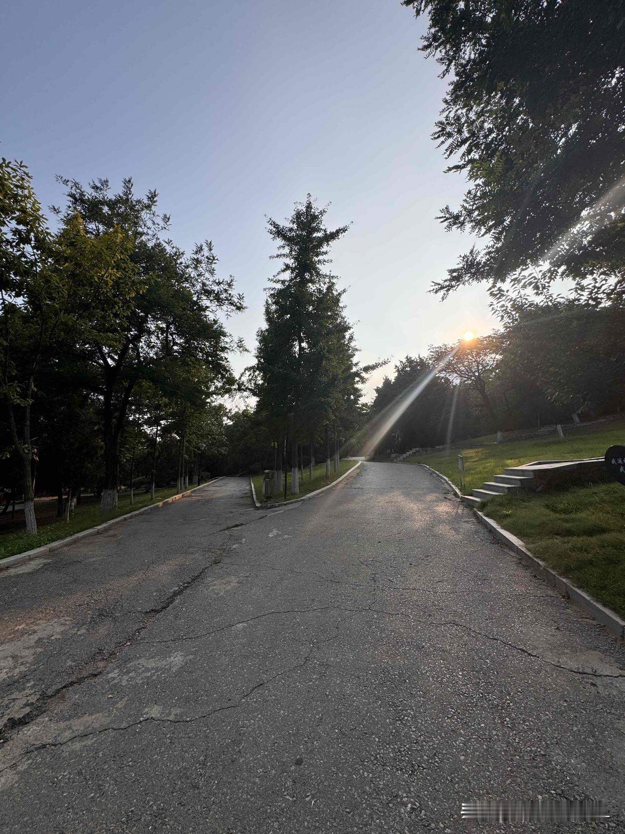 必须是，
以前总觉得，空调是锦上添花的奢侈品，能忍就忍，吹吹风扇、熬一熬夏天就过