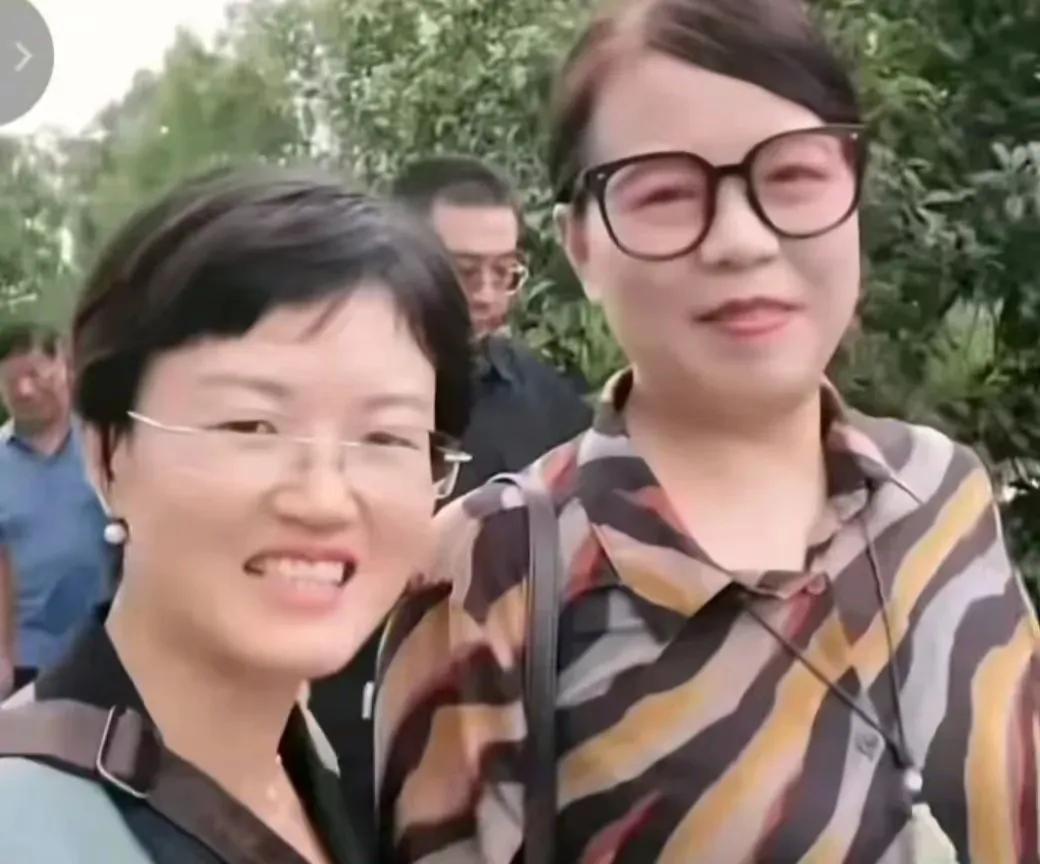 原来都是九二户闹得。
许粉和杜粉，斗鸡眼似的闹个不停。

各位，就是92户91户