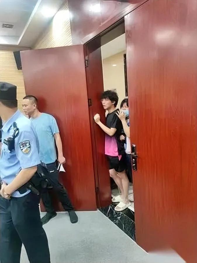 你见过最狠的

冷兵器是什么？

我见过比砍刀还凶的民用家伙，就是南方老茶林里砍