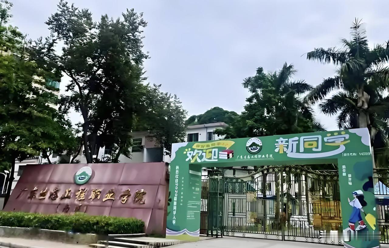 多方回应女生因白事凌晨跪求宿管开门应试教育之下，一部分人的头脑已经僵化，冷血无情