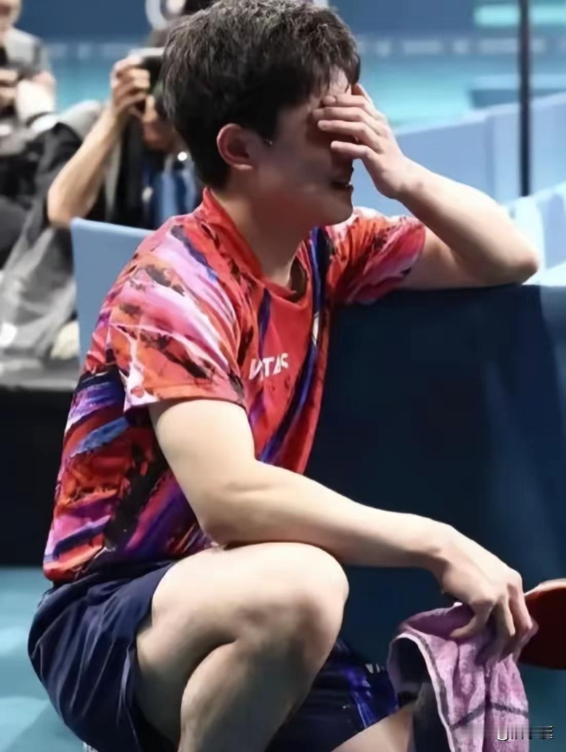 果不其然！
从豪言到眼泪，张本智和这场决赛把竞技体育的残酷演透了。
 赛前喊着“