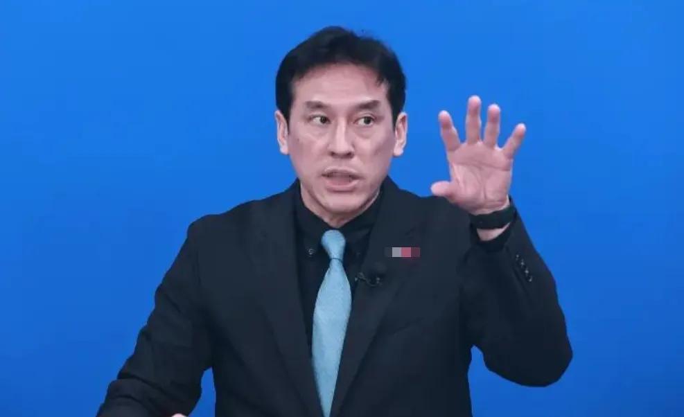 黄暐瀚今日以“若被攻击，绝不投降”为题发文，叫嚣只要我们准备越多，对岸动武越可能