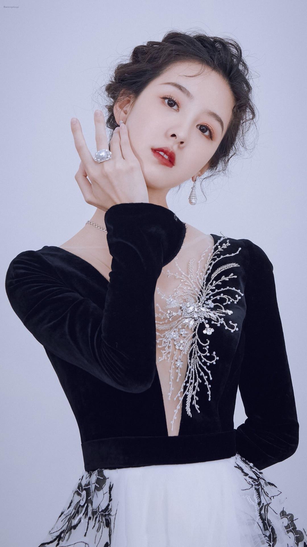 清冷智慧有灵性的明星不多，都灵算是给娱乐圈提高了一个层级。陈都灵 气质美女