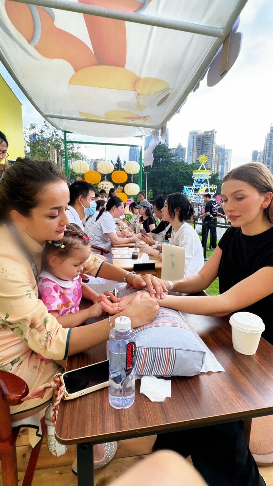 起猛了在中国看到外国人把脉外国人第一次见俄罗斯女中医给洋人把脉 活久见！广州生活