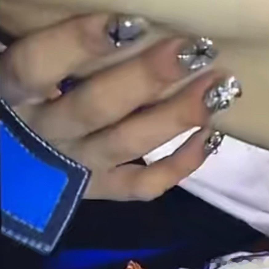 耀文美甲blingbling的 