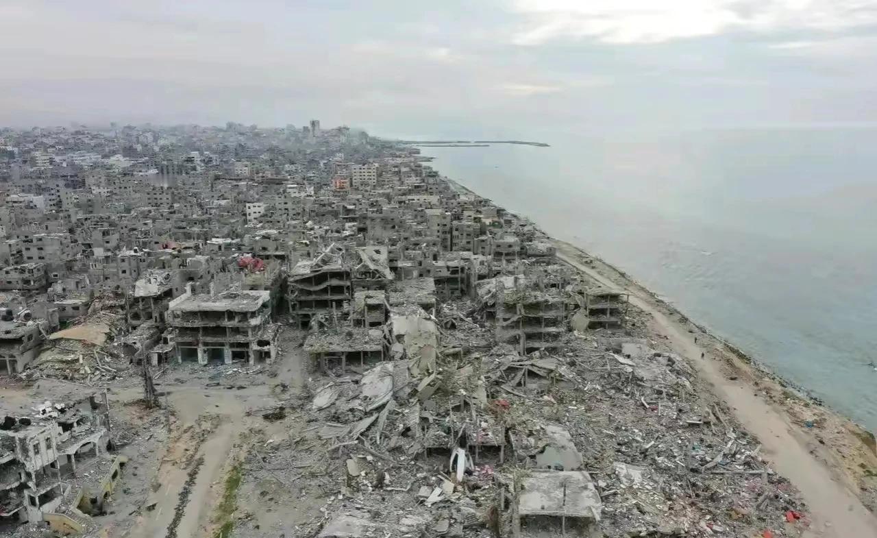 加沙地带海滨一景，可以想象和平时期住在这样的海景房里会是多么惬意。但在无差别攻击