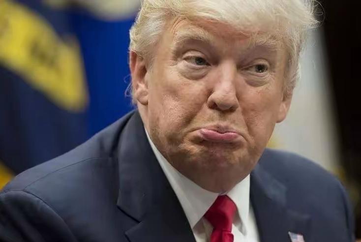 特朗普之前还嘲讽其他美国总统发动战争，现在也是深陷战争的漩涡之中了。美国国内的经