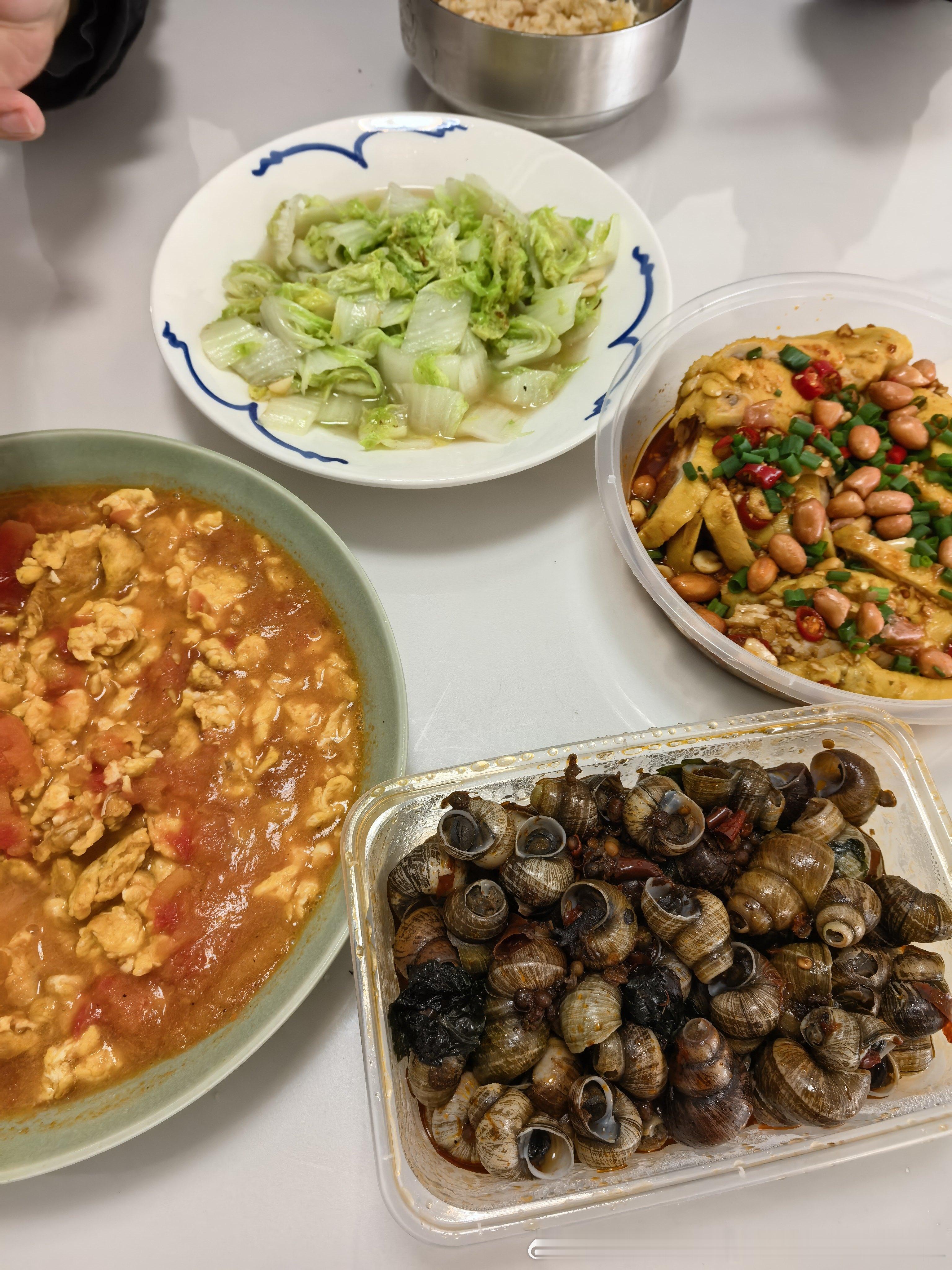 今天去买了口水鸡，一份25 这一大盒螺蛳20 [馋嘴][馋嘴]吃饭吃饭午饭要积极