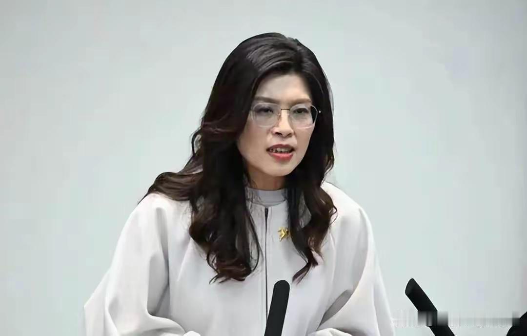 名嘴郑丽文：我不敢保证我以后不会再说错话，但起码我知道这次错的话不敢再说了。
在