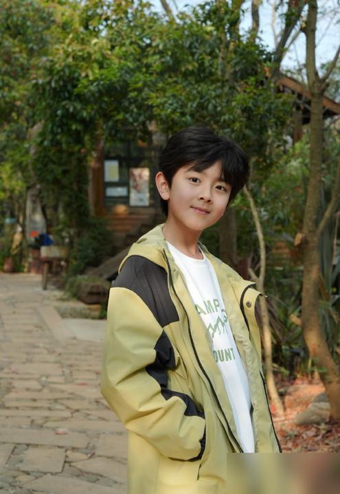 最近刷到个瓜，说《好好的时光》导演刘洋选角不看背景，还质疑小演员是关系户。
 