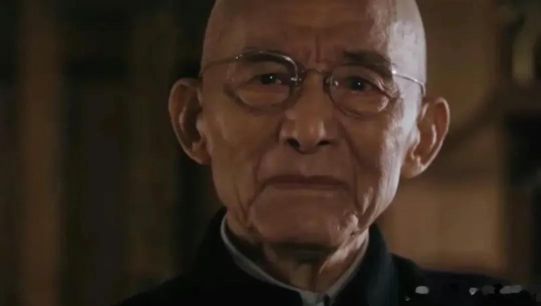 游本昌饰演的爷叔，有两个眼神表演的太绝了1⃣️胡歌饰演的宝总西装革履打扮好后，爷