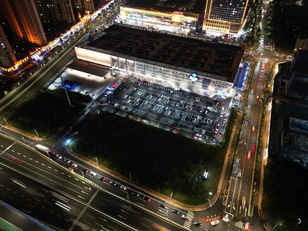 张家港山姆超市开业，人气异常火爆。即便在周一白天上班时段，顾客都得排队1小时！