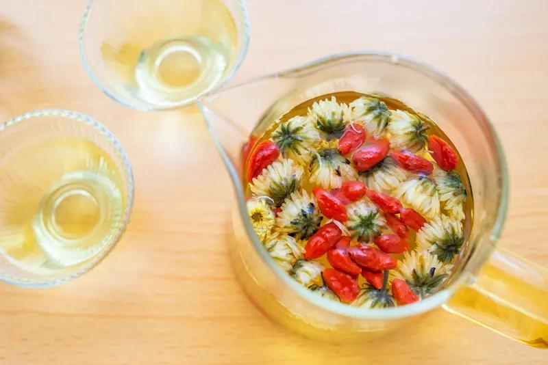 中式养生茶饮受欢迎，原因可太多了。就拿枸杞菊花茶来说，枸杞富含枸杞多糖、类胡萝卜