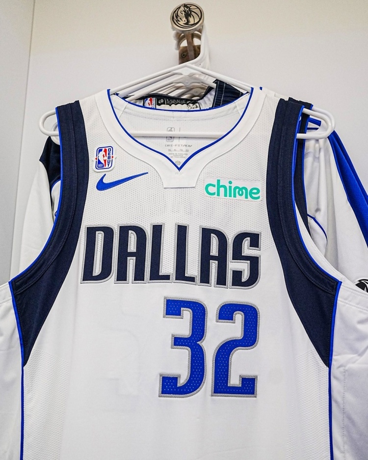 弗拉格今天NBA首秀所穿的正式球衣。比赛结束后，这件球衣上的NBA首秀补丁将被取