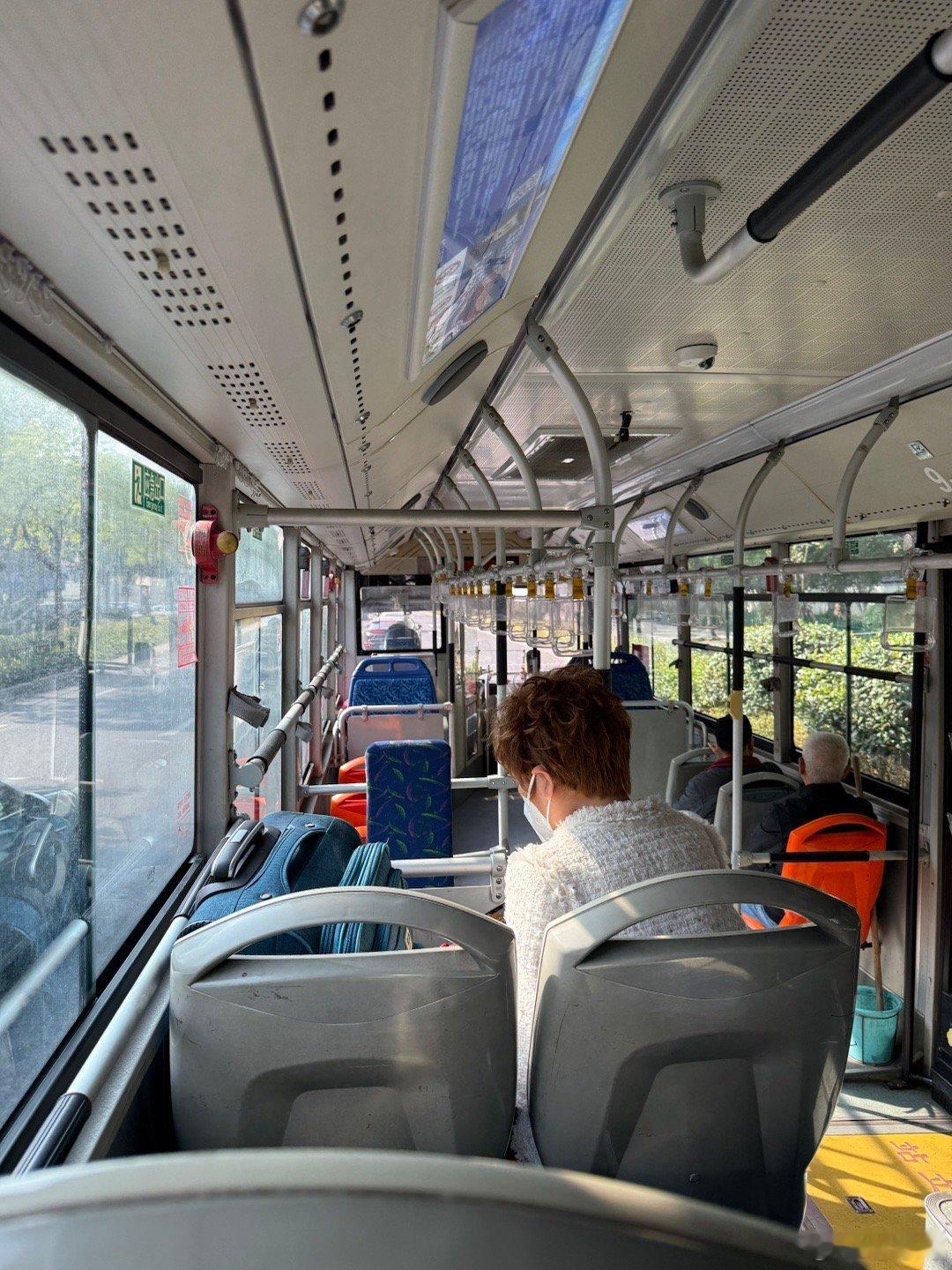 杭州公交全国做得应该是最好的，人行道会停车让行人，坐公交都是等乘客坐好了才启动车