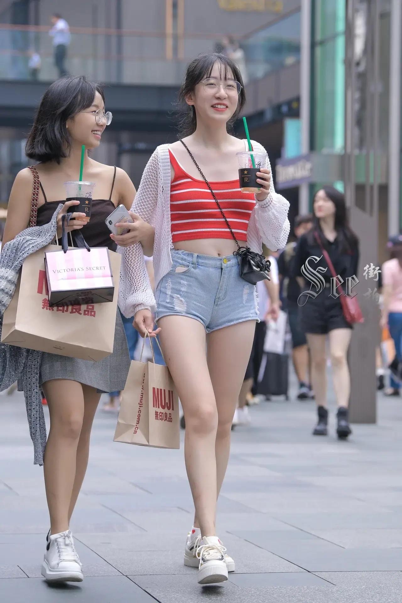 热闹的街头，总少不了倩影