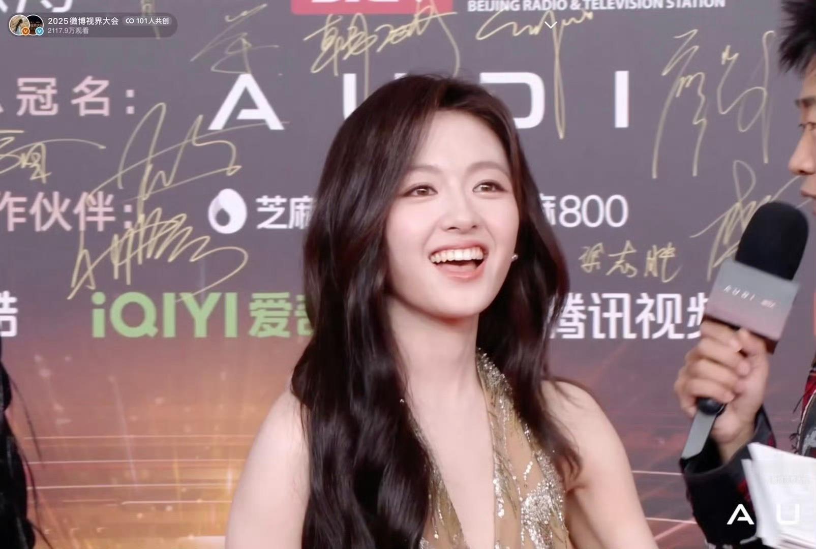 李兰迪走红毯 听取美声一片 李兰迪微博视界大会红毯，香槟金绣花裙绝美，被夸害羞，