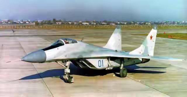 据媒体消息，12月4日，乌军无人机在克里米亚击毁俄空天军一架停放在机场上的米格2