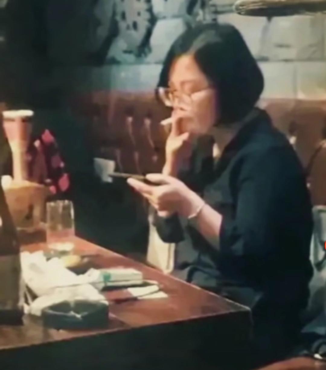 人都有两面性，一面是佛，一面是魔。

谁都不例外，左手手机，右手也不闲。

多“