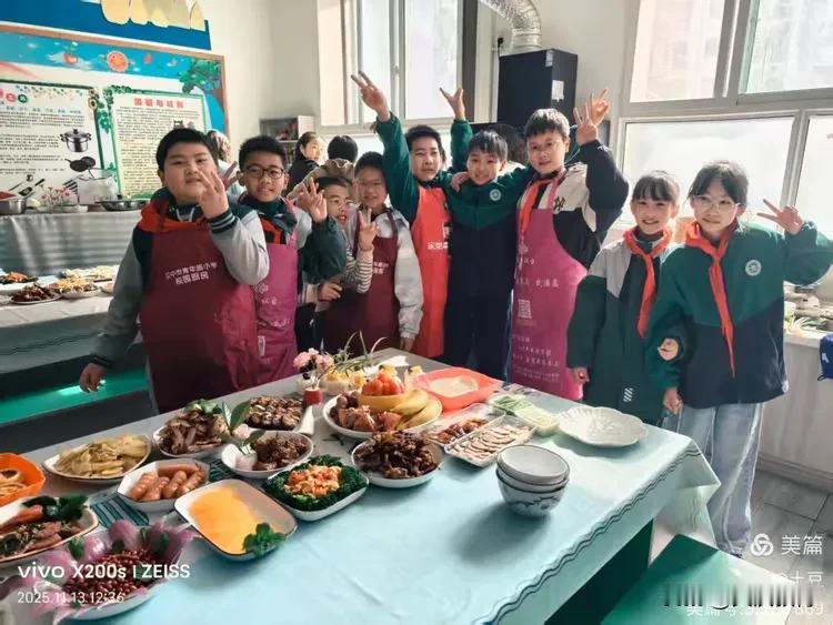 携手共厨，爸妈齐参与
看，厨房不再是妈妈们的主战场，平日里忙碌的爸爸此刻化身为厨