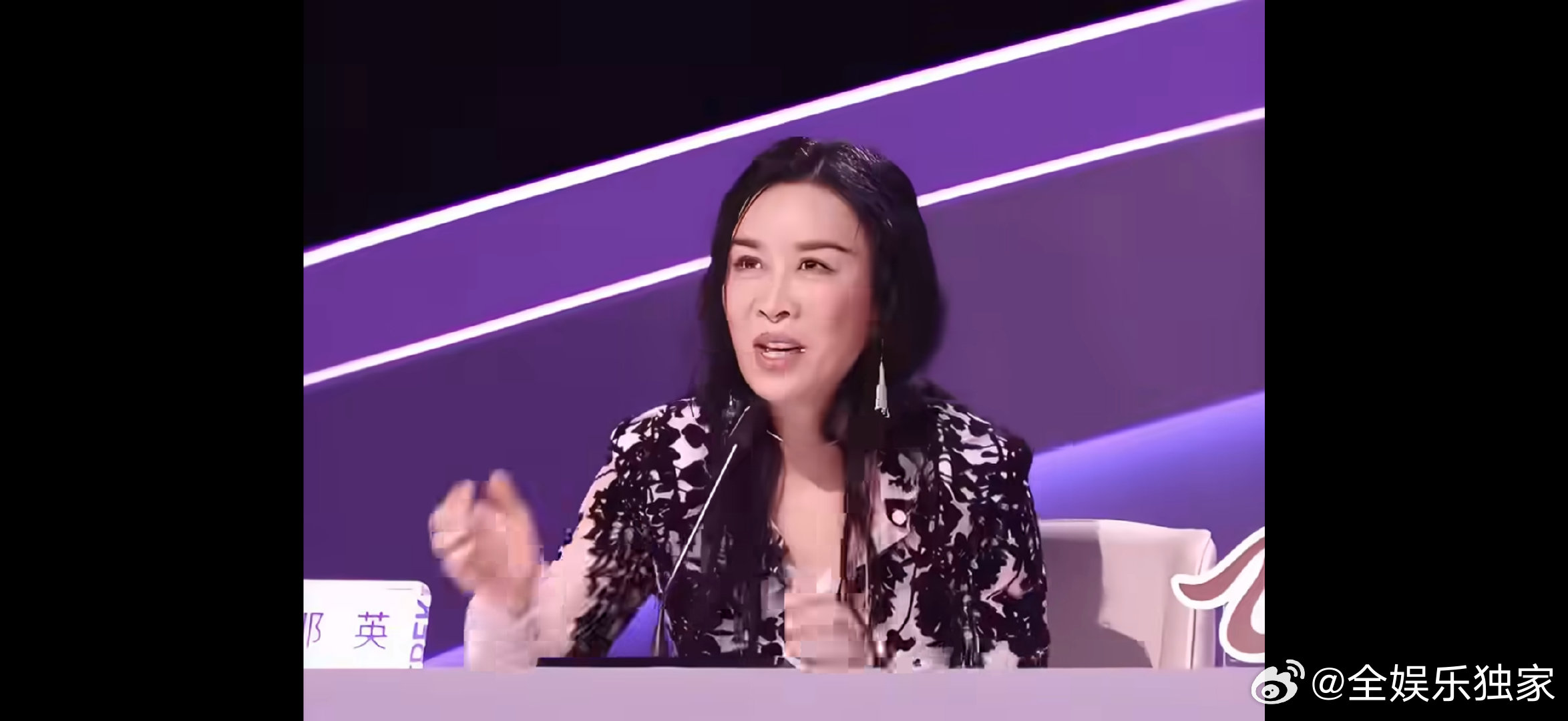 那英你根本没喝中药声鸣远扬谁还没看那英的直播名场面！一心给李佳蓓投票，没察觉晋级