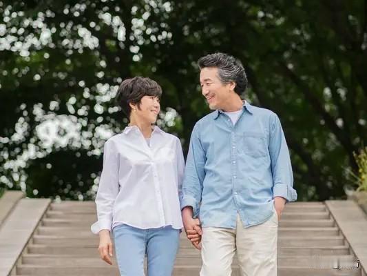 中年男人和中年女人最渴望什么? 中年男人和中年女人都渴望安稳无忧无虑的生活。中年