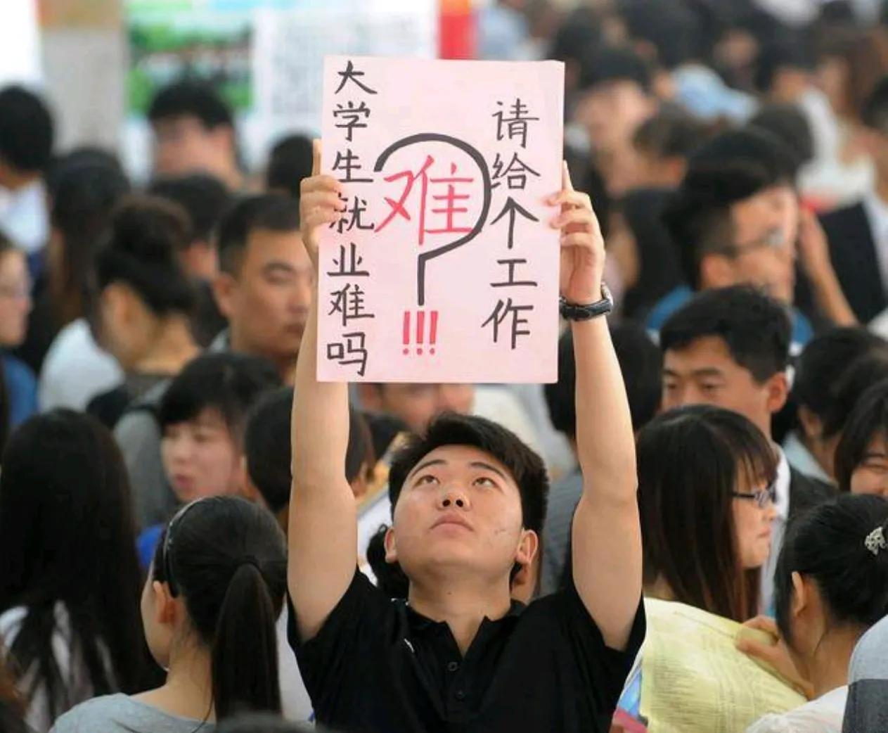 #大学生出了社会会面临什么?#
大学生步入社会后，会面临多方面的挑战和变化，这些
