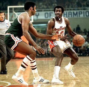 Oscar Robertson guarding Earl Monroe ​​​