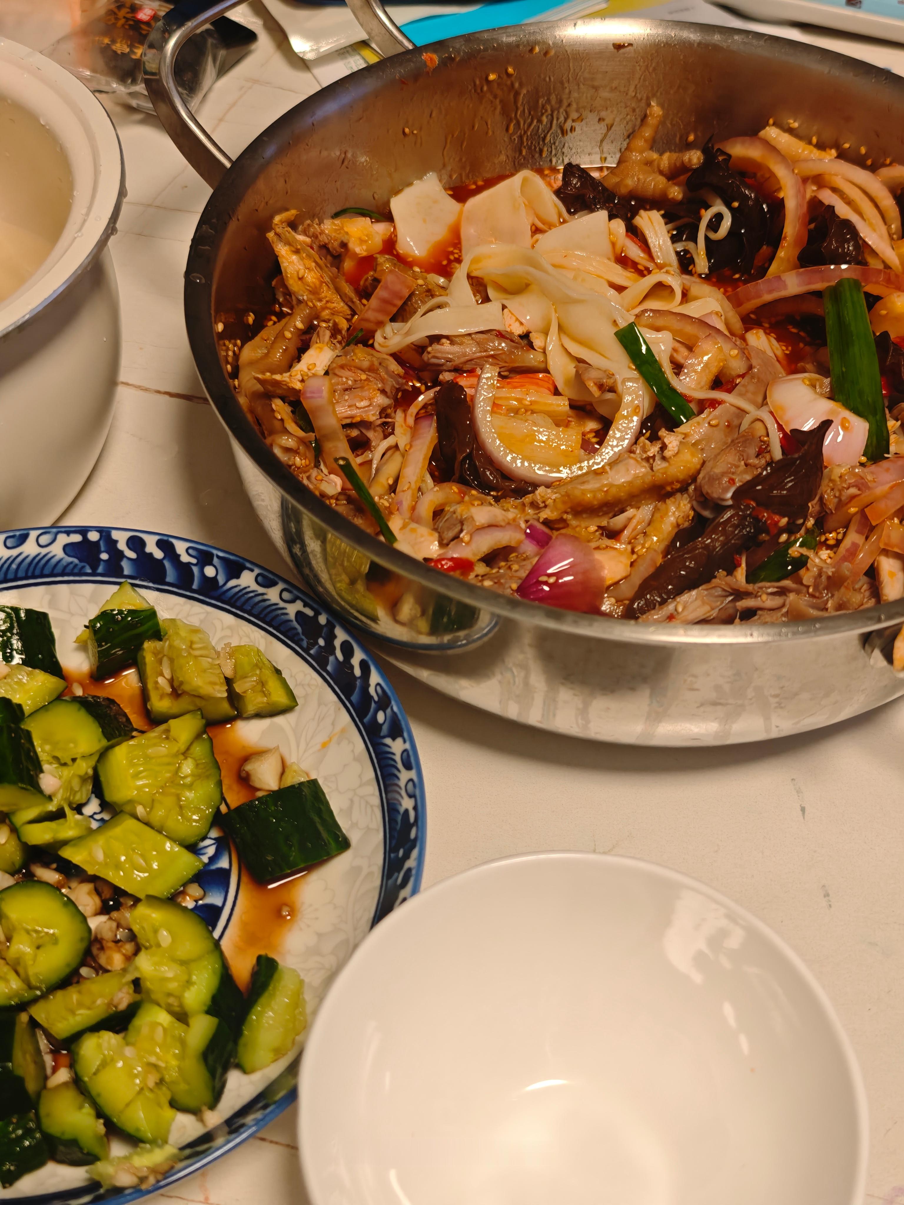 队友搞了一个新疆特色菜，椒麻鸡本来他想着少麻少辣~结果没控制好量~搞了一个爆辣爆