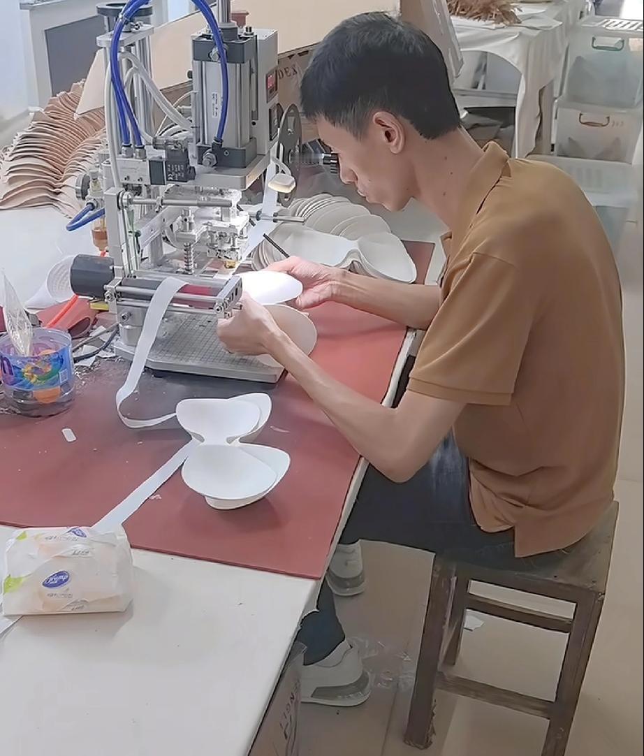 李鑫今天又发视频了，他已经回到了自己原有工作中，他坚信时间会冲淡一切舆论与误会，