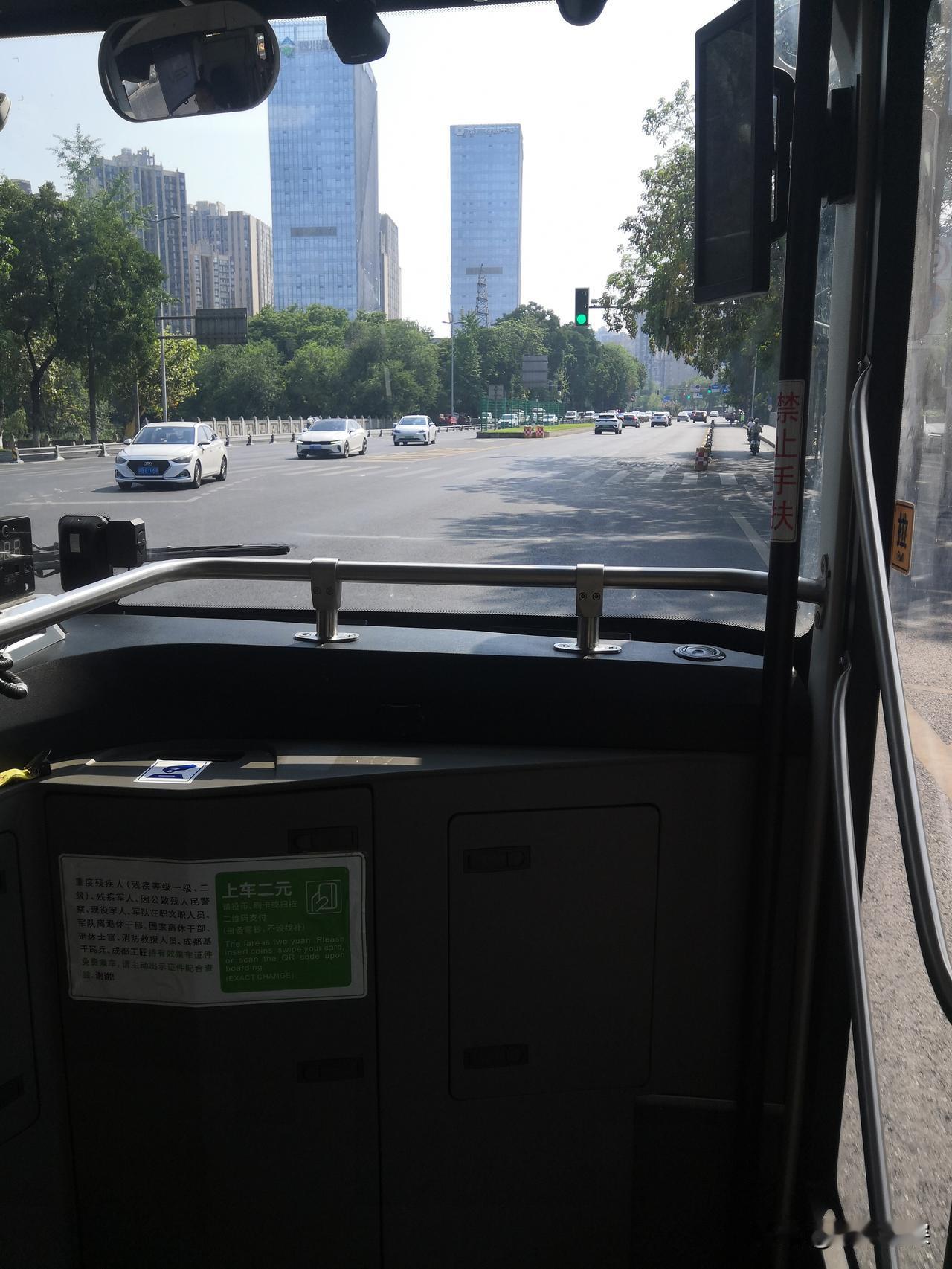 城市的公交
公交车上的乘客，近日去了一趟成都，
成都市区公交车和青白江公交车60