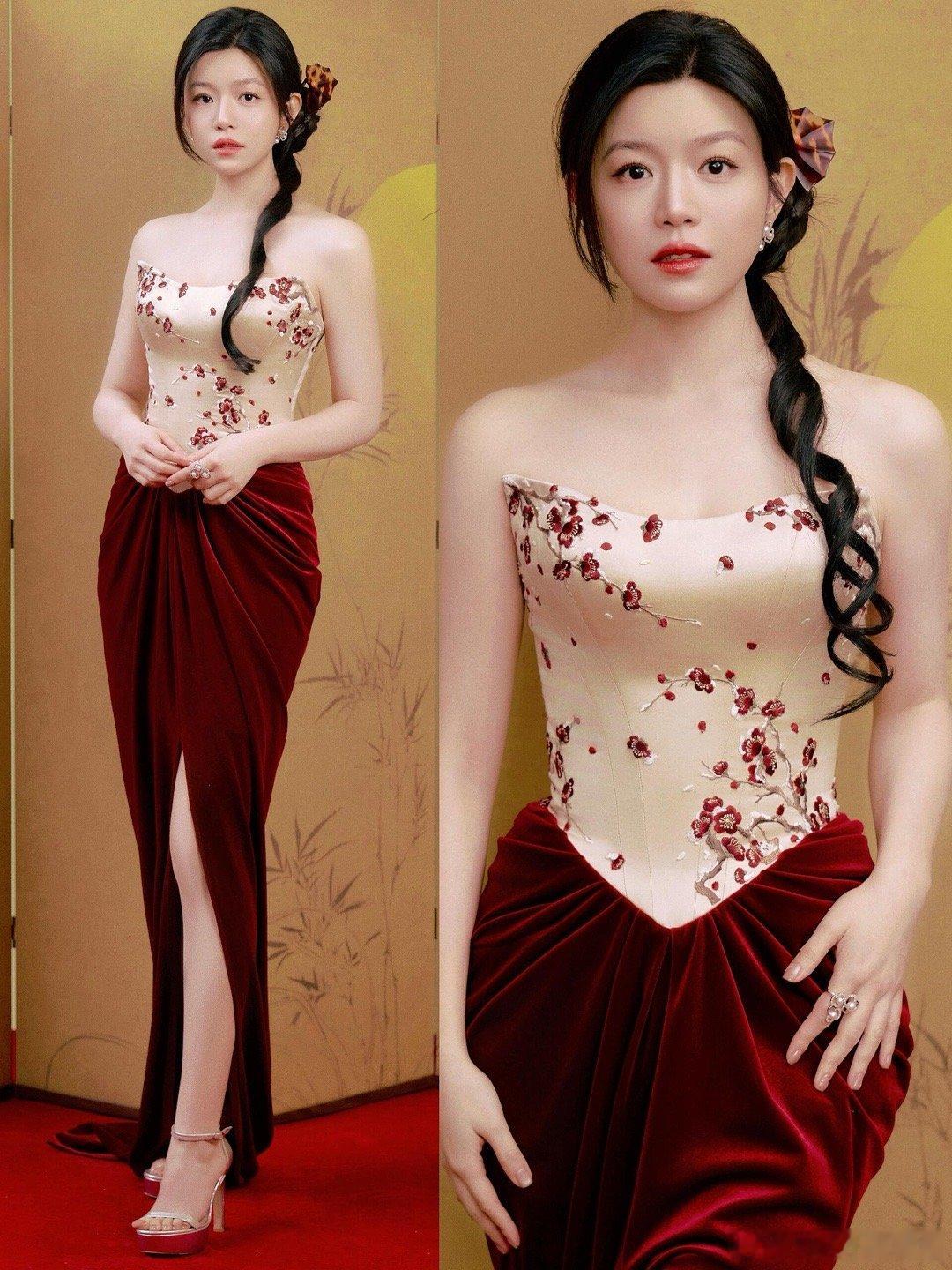陈妍希今天这套新中式造型太明艳大气了！！妹妹姐长得珠圆玉润的，穿这种新中式可太适