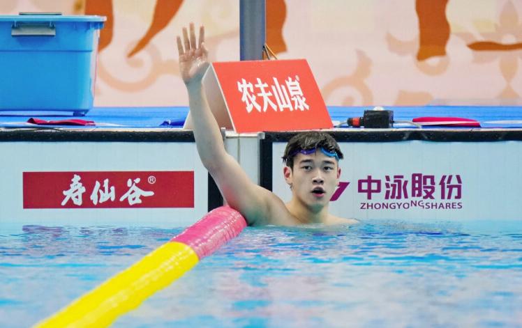 在杭州奥体中心游泳馆进行的全国游泳冠军赛结束了首日争夺，共决出七枚金牌，其中主场