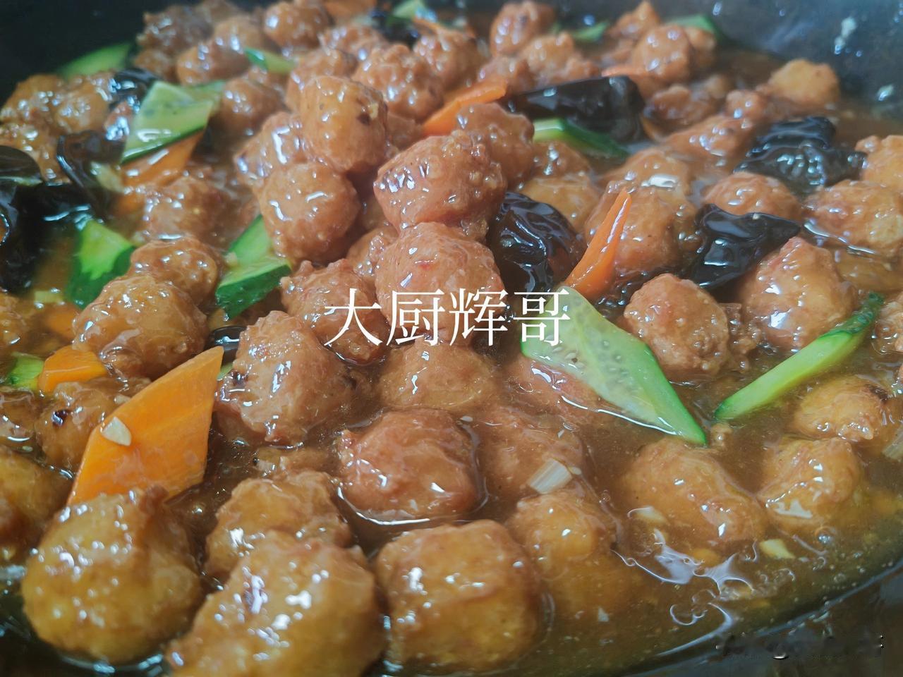 炒菜要味精鸡精都放吗?
家里做饭，除了盐以外，放一种提鲜的调料就可以了，味精和鸡