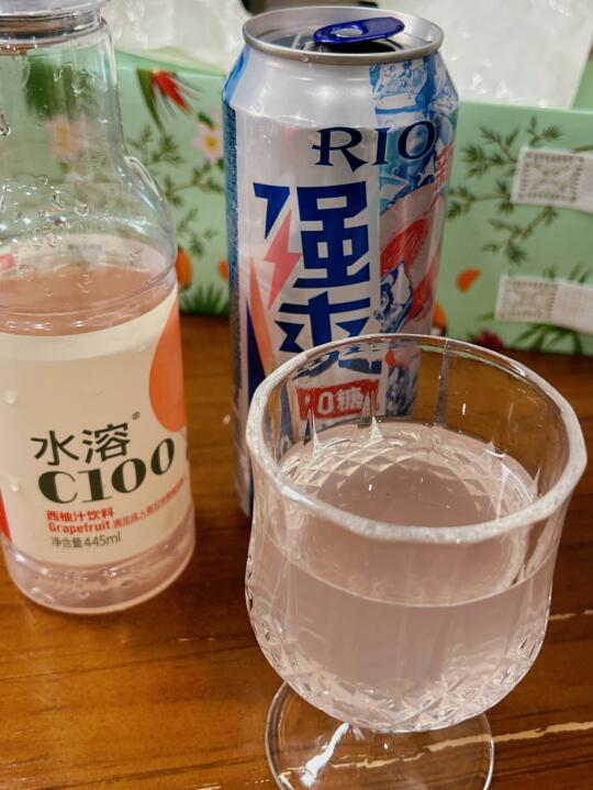 巨多气泡的调酒配方！ 	 强爽和水溶c调一起真嘟吼吼喝！喝起来气泡感很...