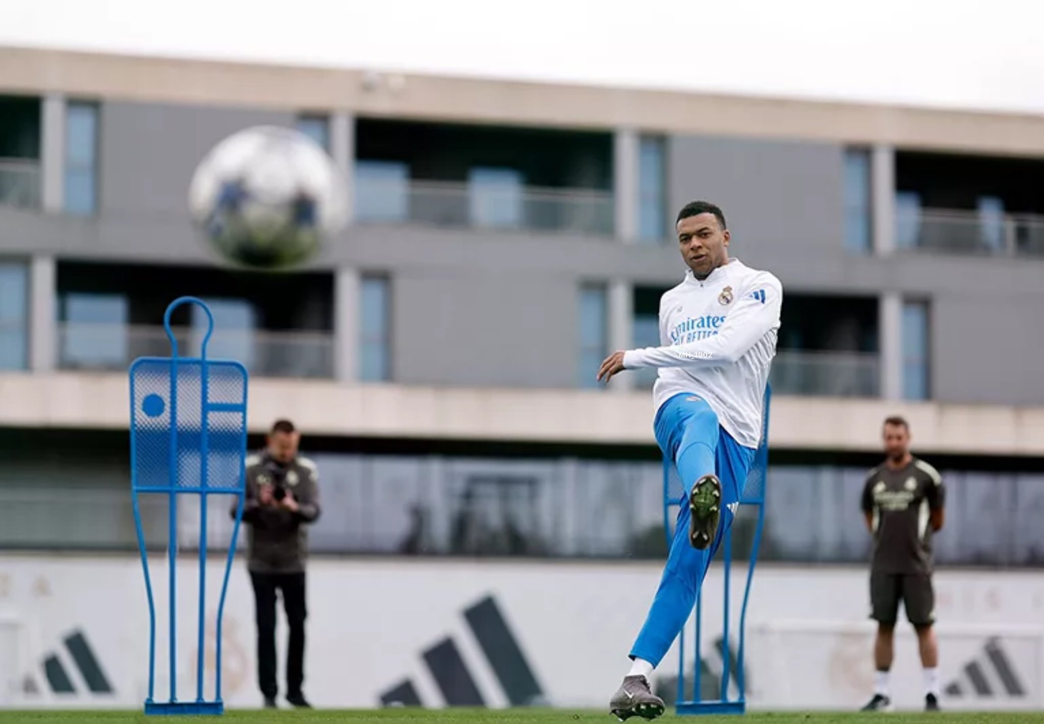 皇马 姆巴佩进行了有球训练。 