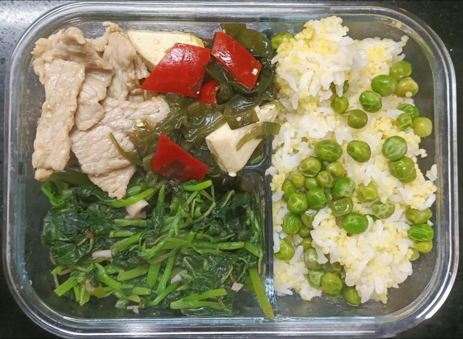 #儿子的午餐##这个问题吃什么# 鲜豌豆二米饭，裙带菜豆腐炒辣椒，嫩炒黑猪条肌肉