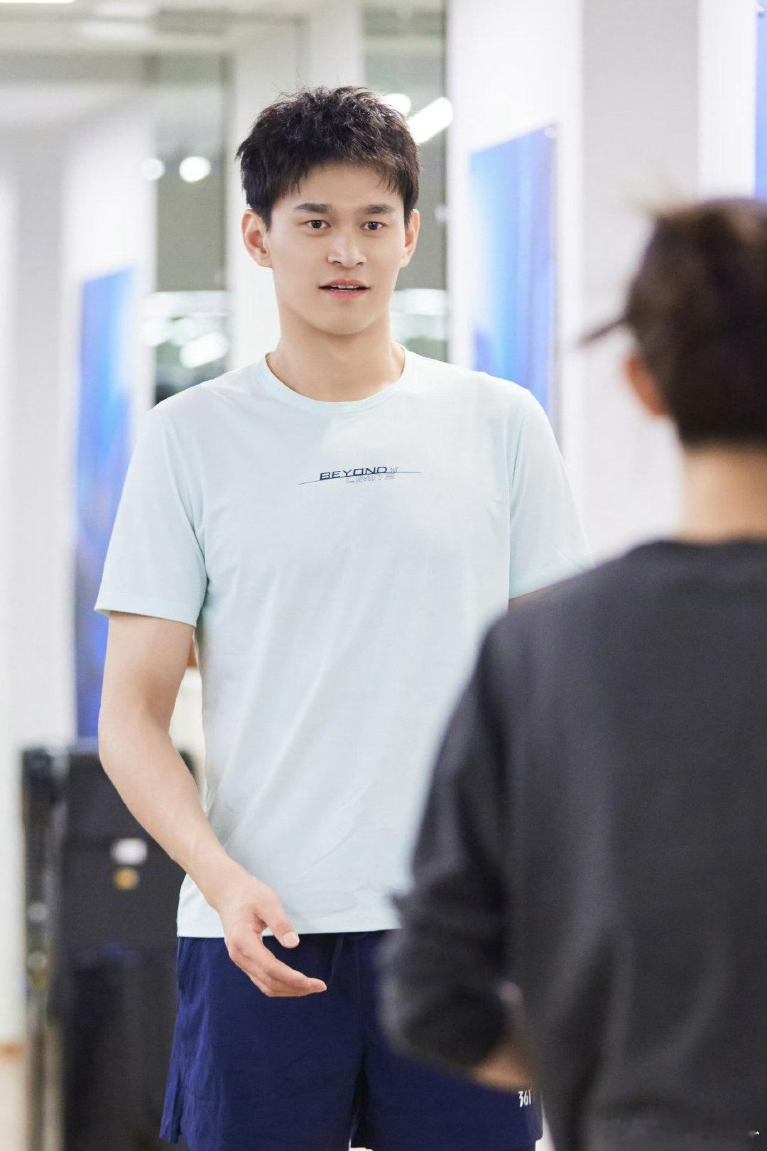 张豆豆给孙杨擦眼泪 泳坛传奇在提到亏欠妻子婚礼时瞬间红了眼眶，张豆豆温柔擦去他眼