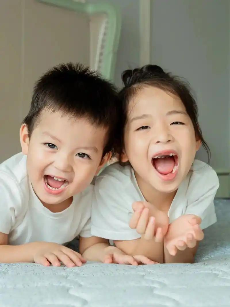 两个孩子的家庭，都说二宝精，真的是二宝智商高吗？

养俩娃的都能感觉到吧，二宝咋