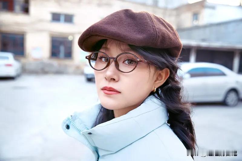 女人下嫁，绝对是没有好结果的。

女人总是自己感动自己，总以为男人一定会因为她对