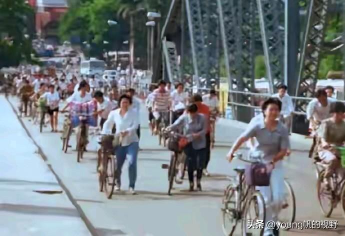 广州曾经的自行车大军与今天的电鸡大军对比。翻看80年代广州的老照片，那时的自行车